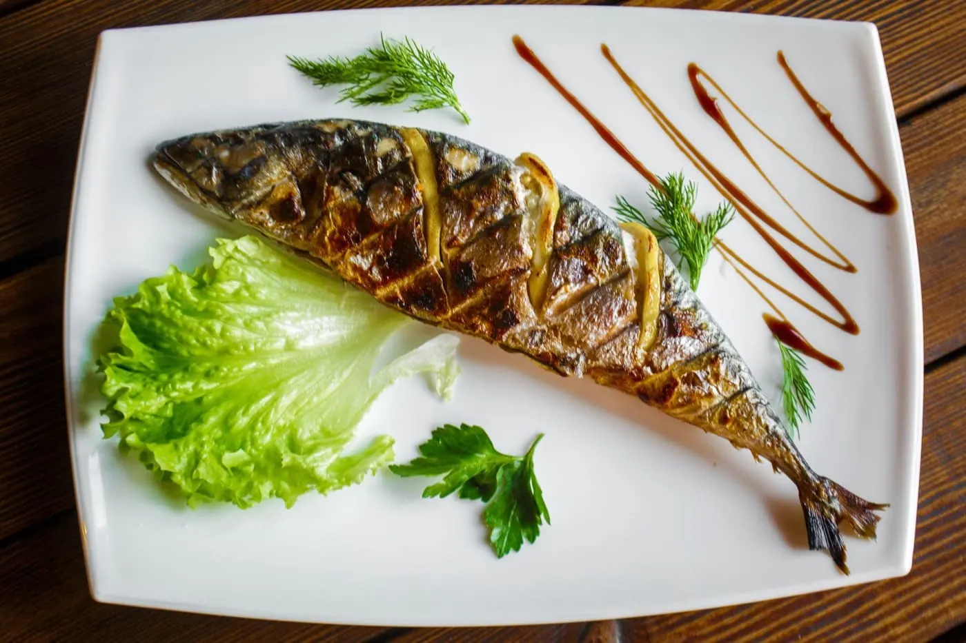 Pesce alla griglia impiattato