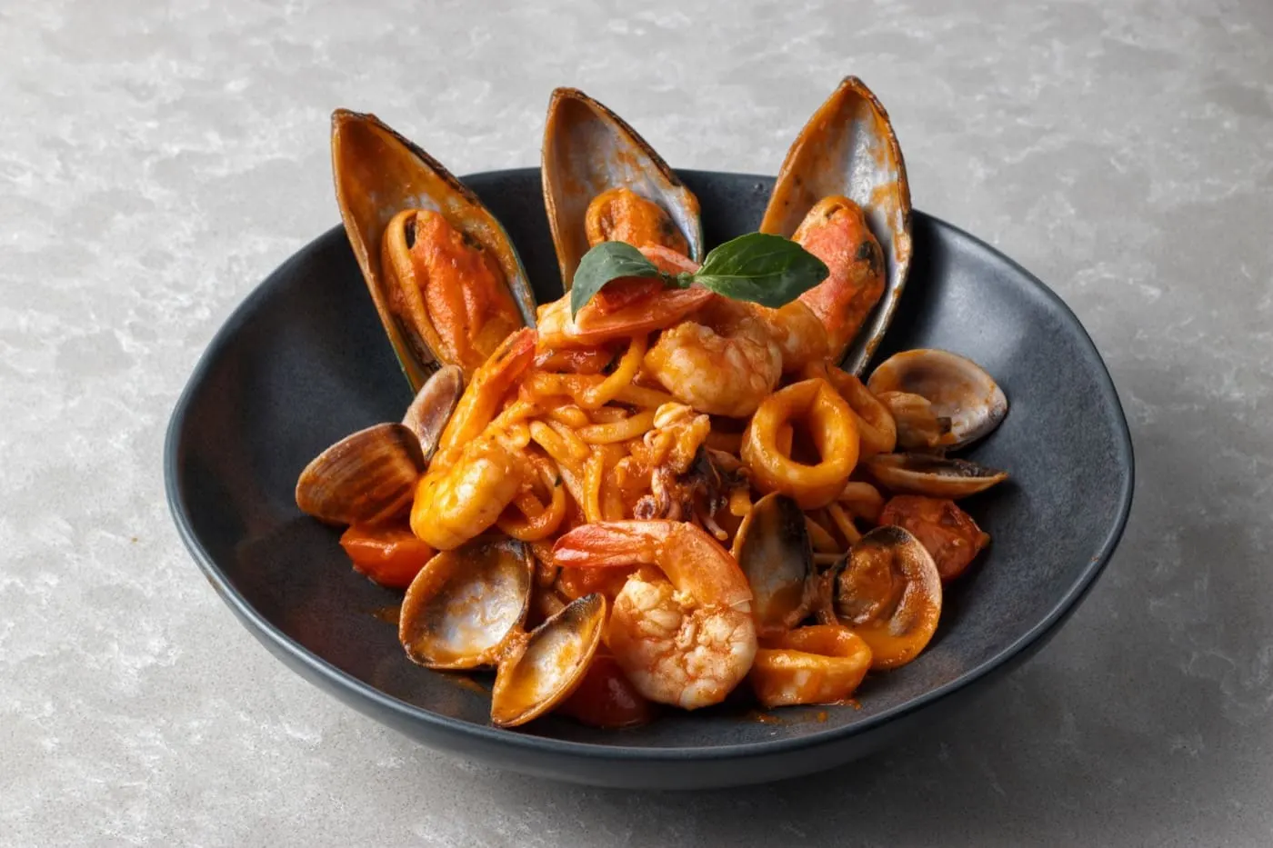 Spaghetti alle vongole appena serviti