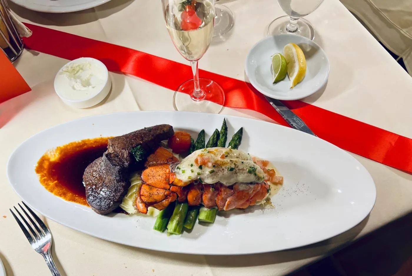 Un calice di bianco con il pesce